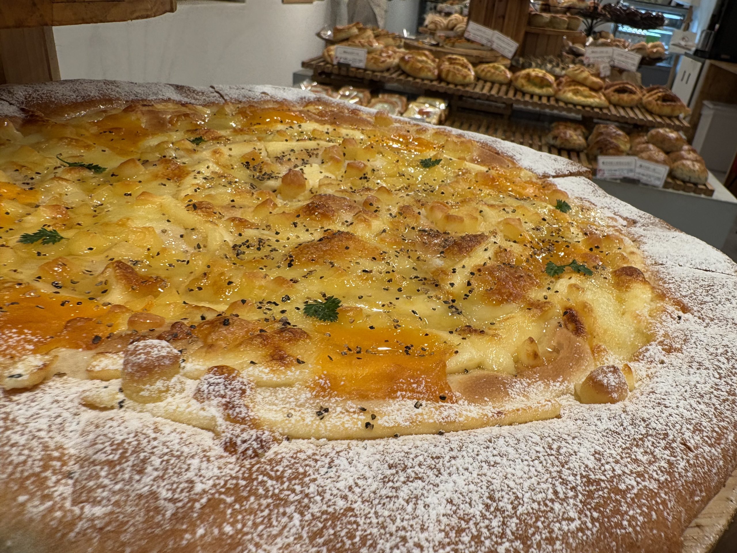 焼かれたチーズパンとベーカリー