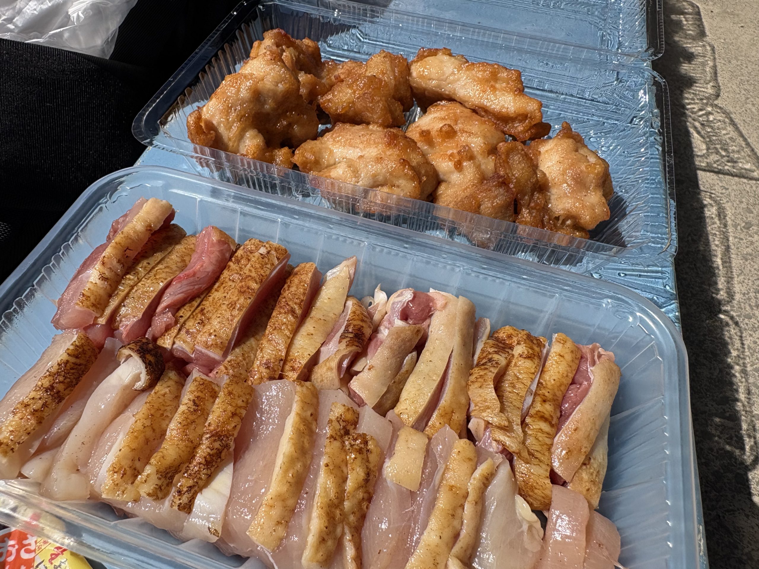 切られた鶏肉と揚げ物