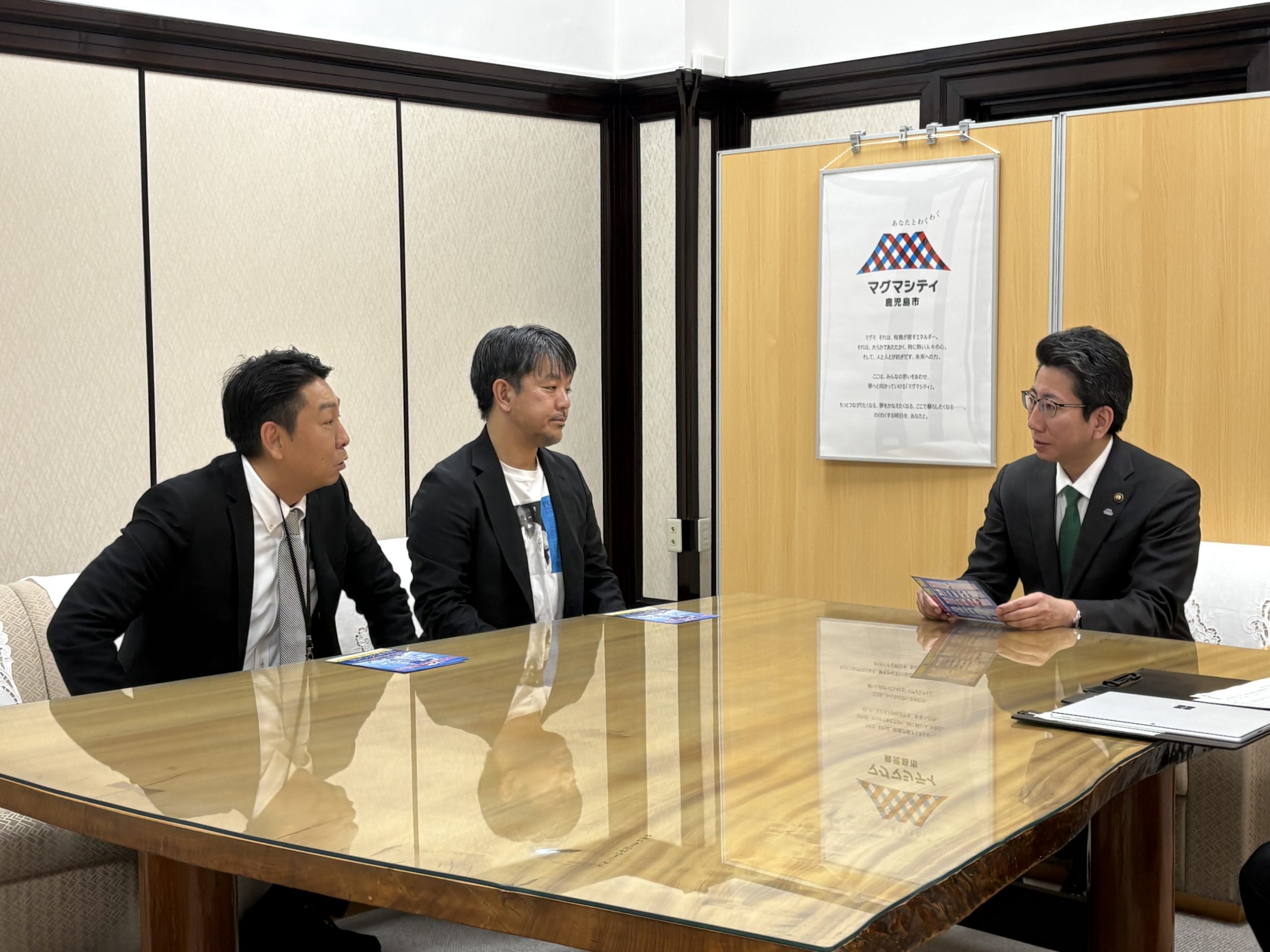 会議中の3人の男性