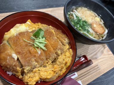 カツ丼と温かいうどんのセット