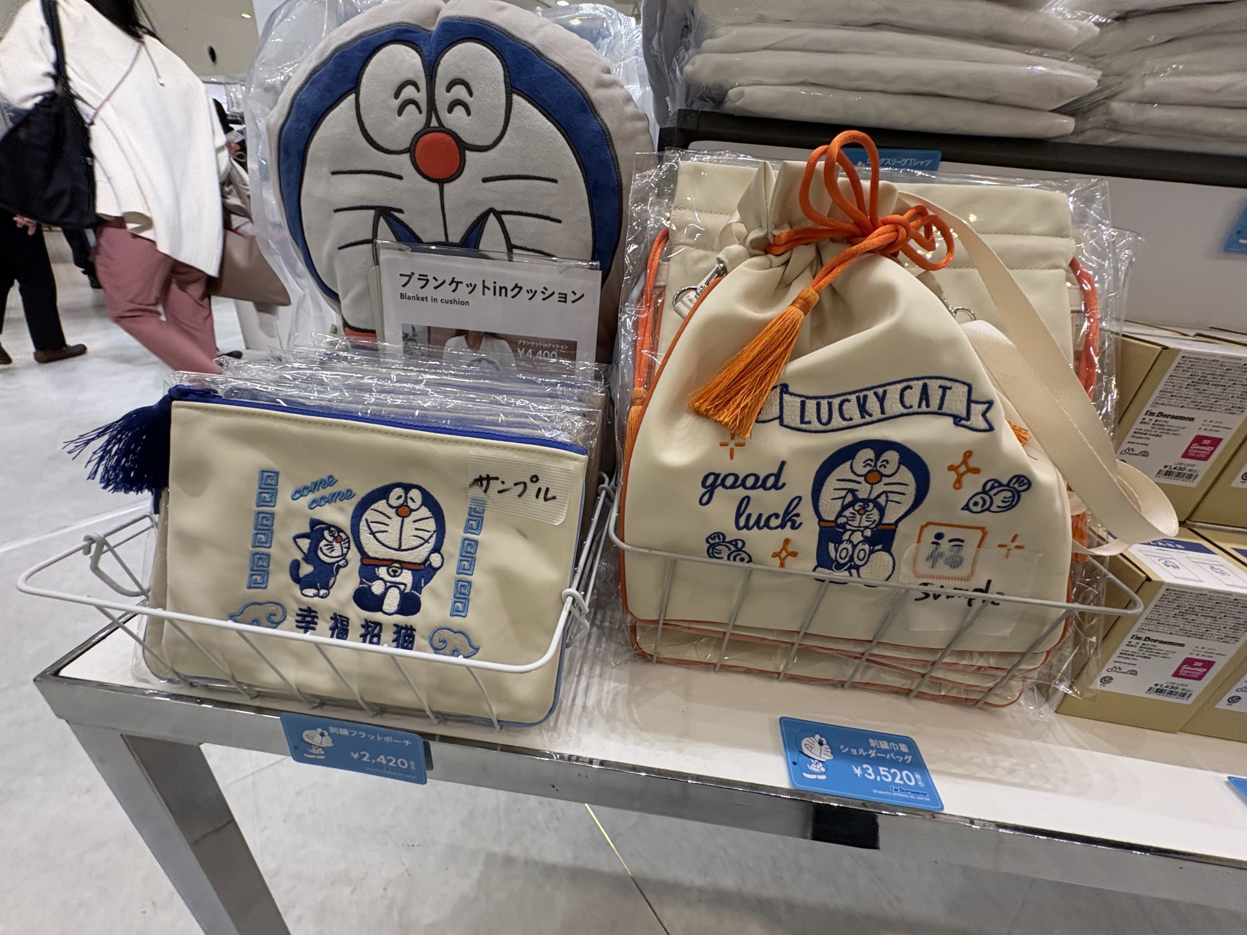ドラえもんのデザインのバッグとクッション