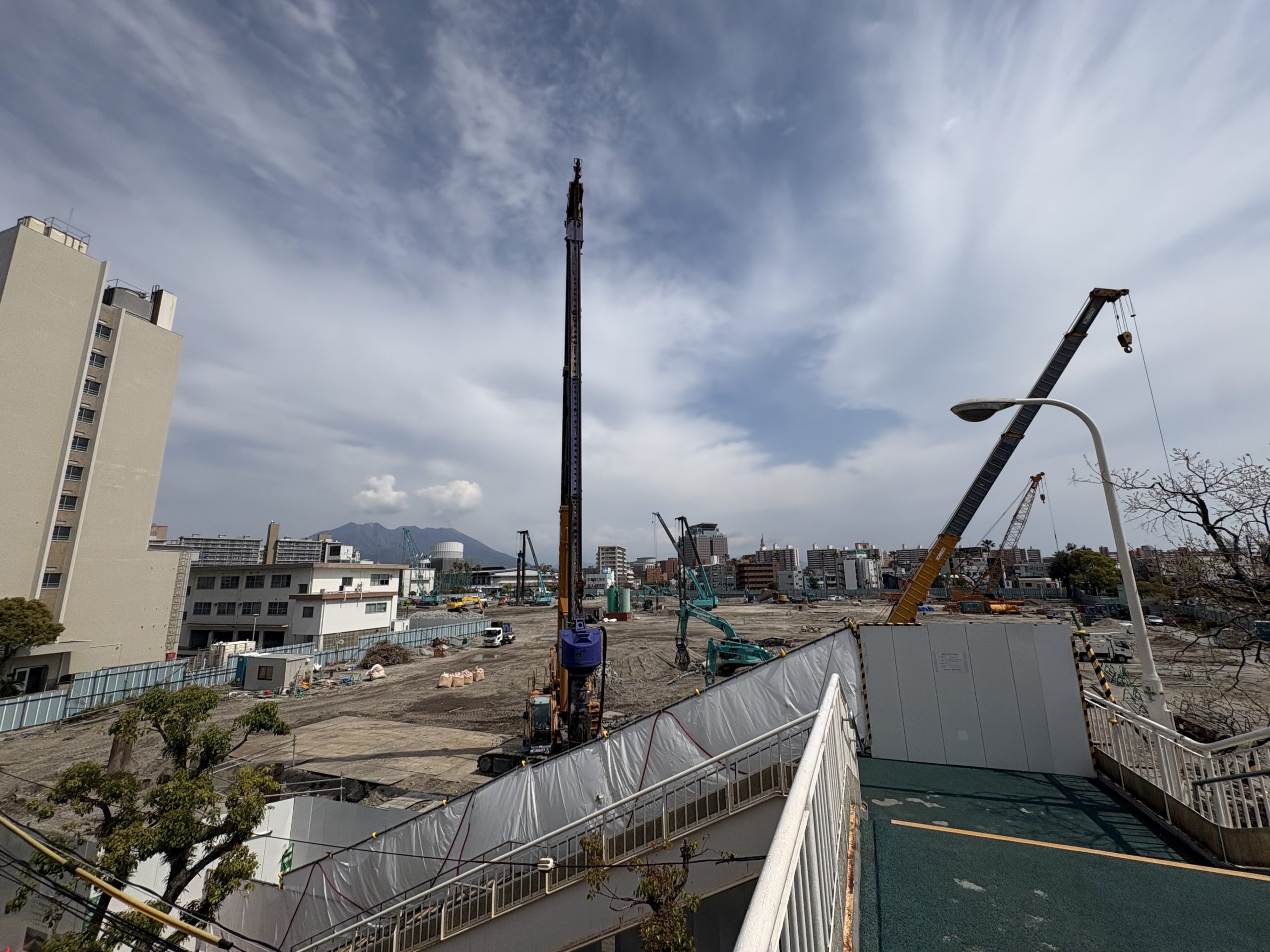 工事中の都市景観とクレーン