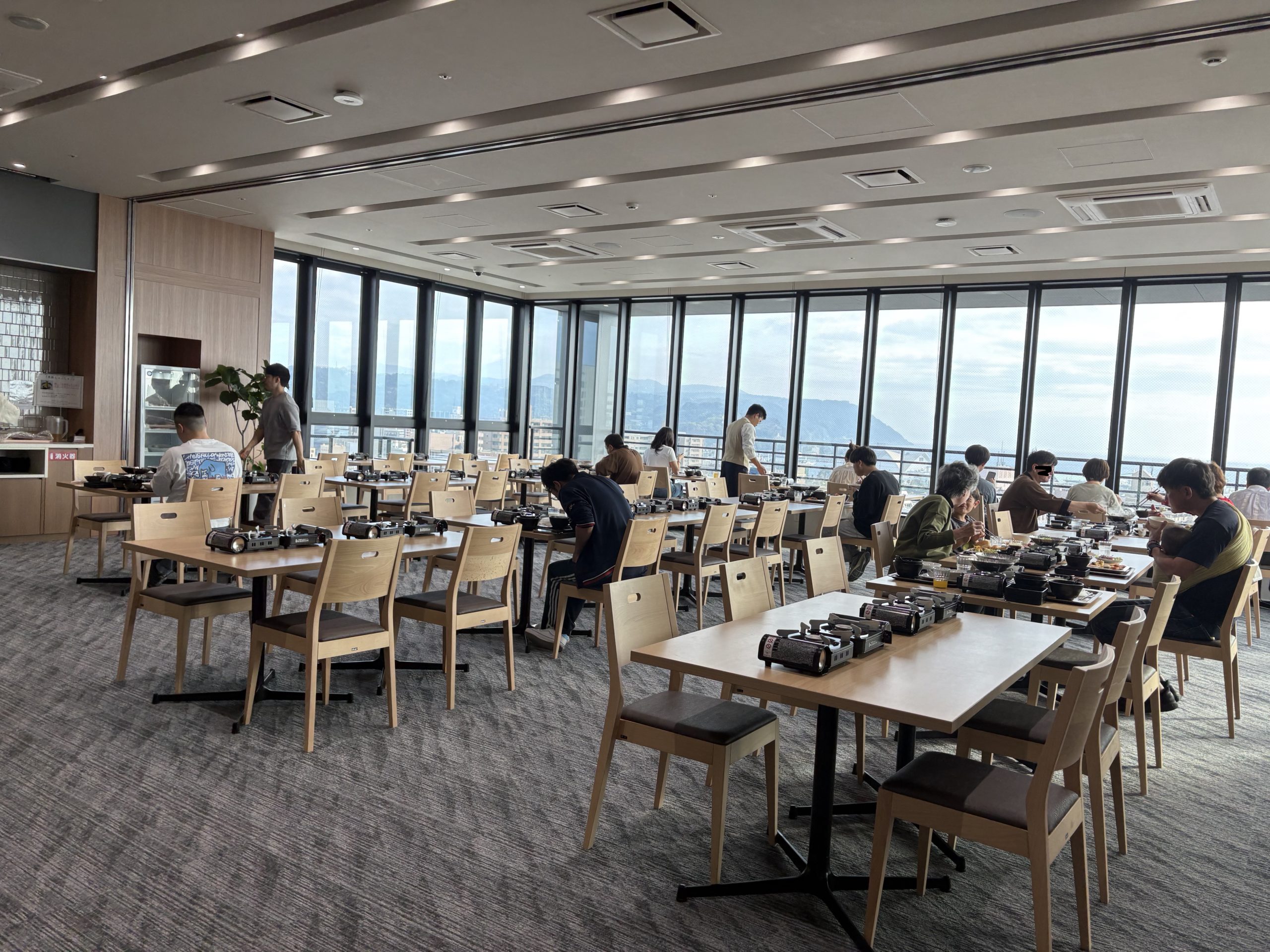 レストランの室内風景、窓際に人々