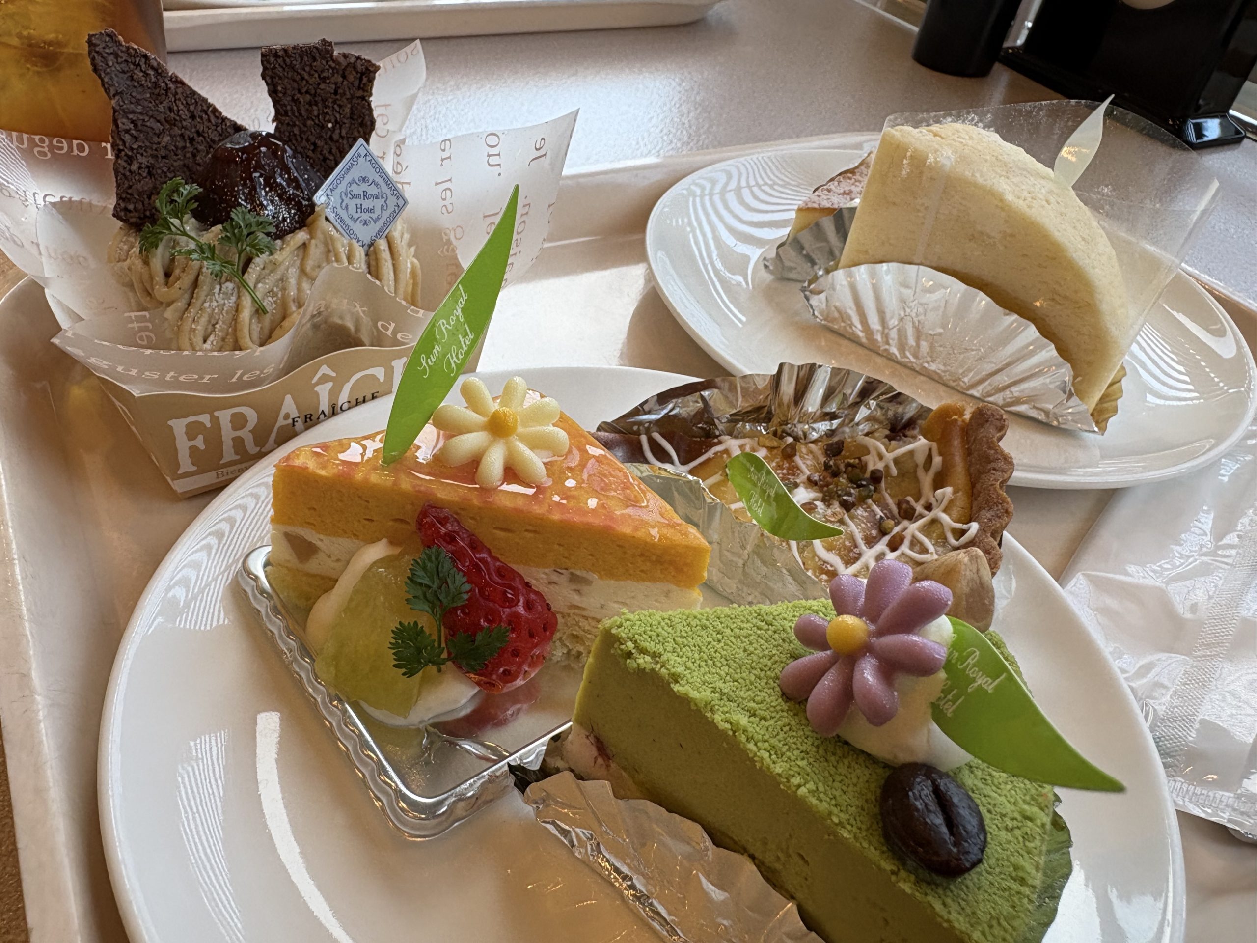 色とりどりのケーキとデザート