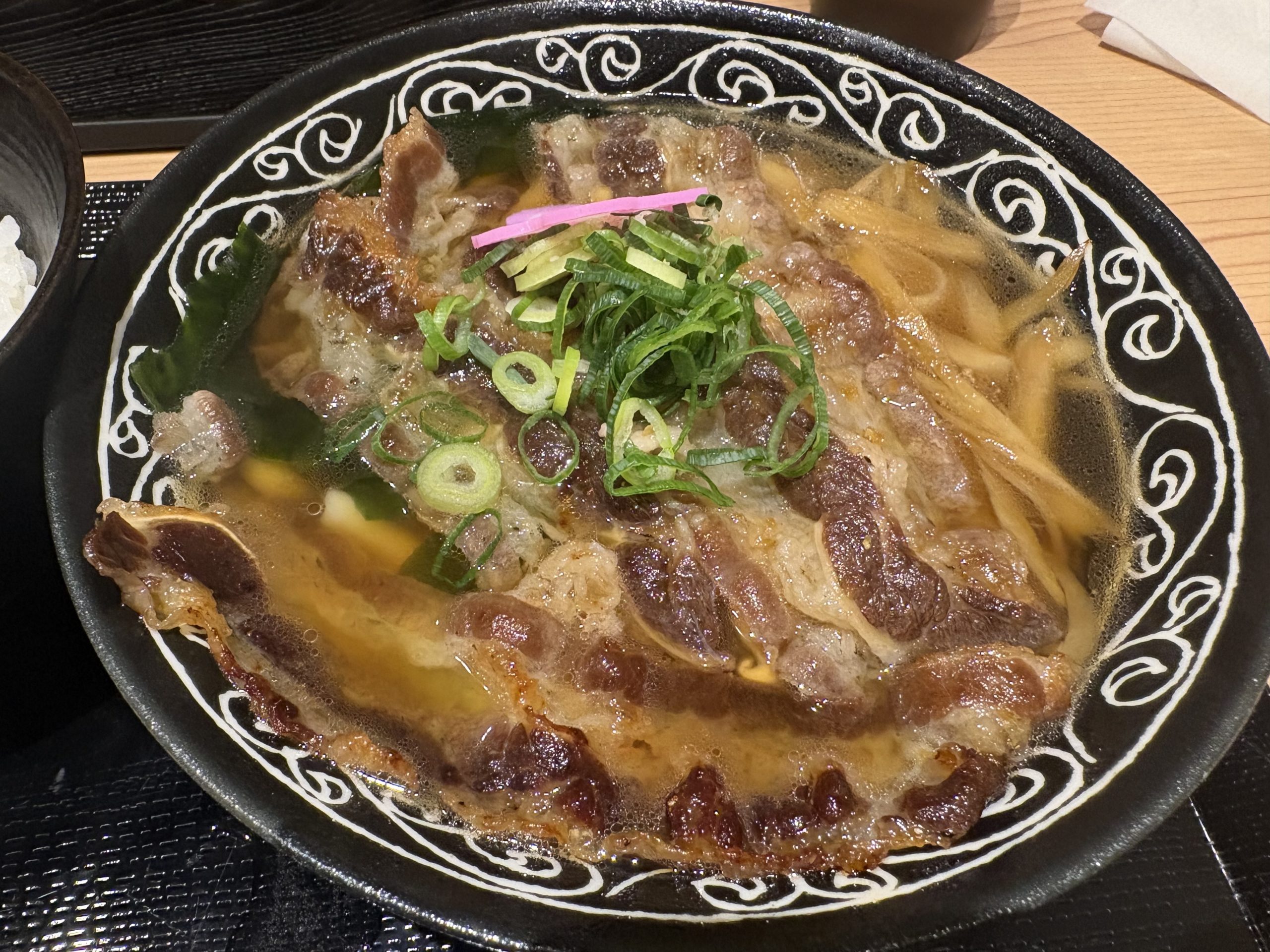 ラーメンのボウル、牛肉とねぎ
