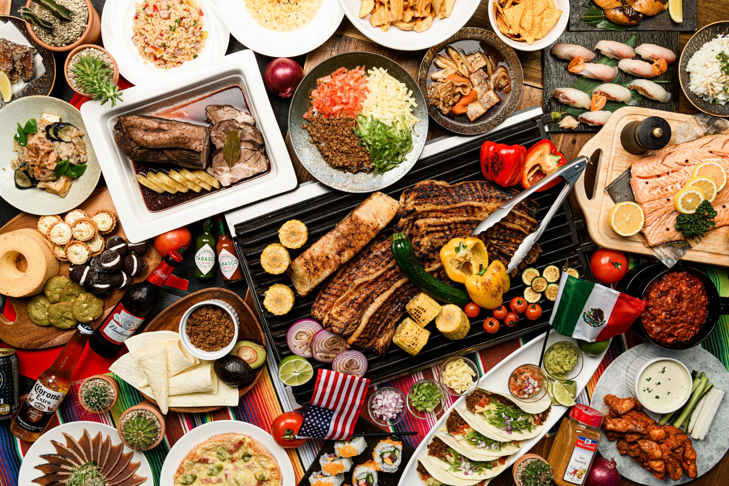 様々な国の料理が並ぶ食卓