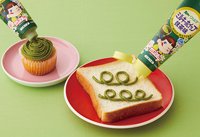 抹茶クリームで飾られたパンとカップケーキ