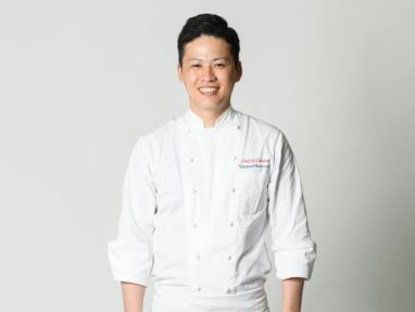 白いシェフの制服を着た男性