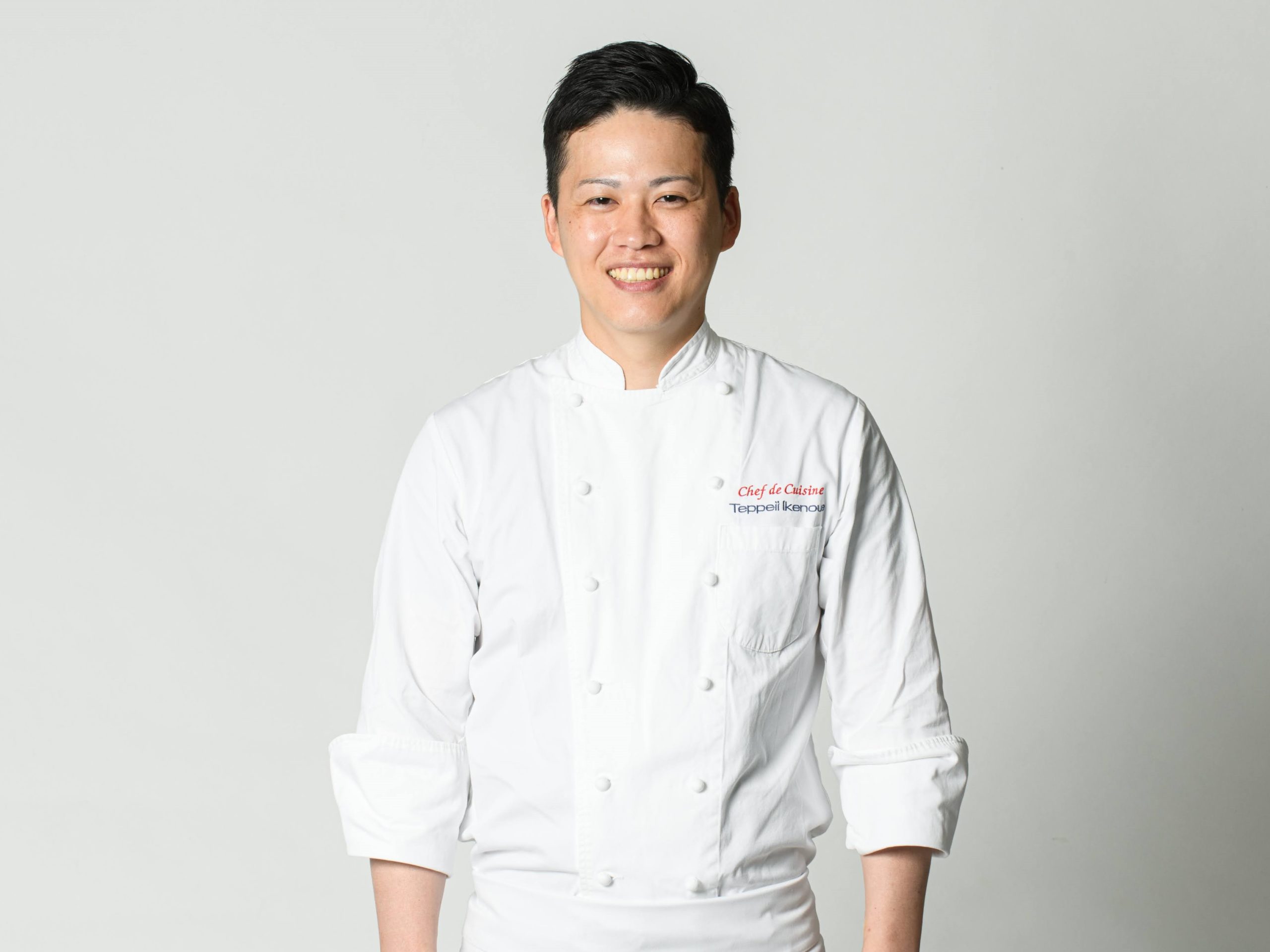白いシェフの制服を着た男性