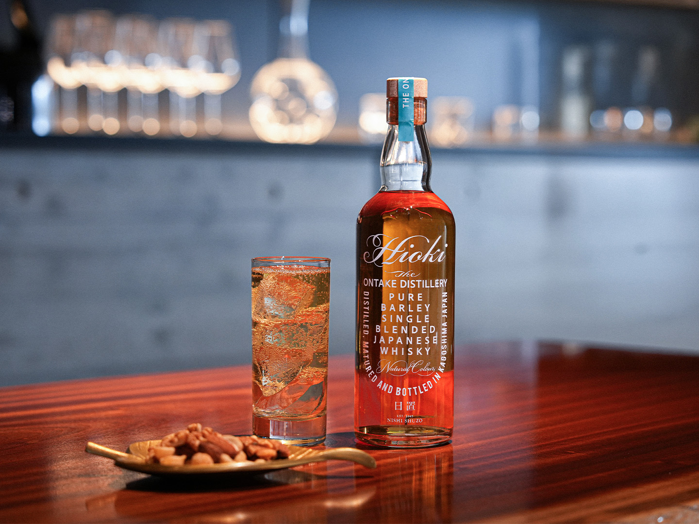 ウイスキーボトルとグラスの風景