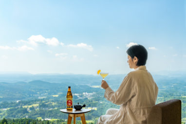 山の眺めを楽しむ女性と飲み物