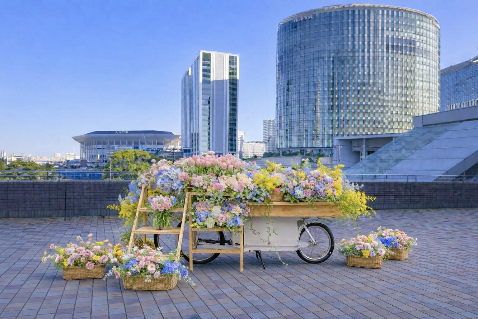 フラワートラックと都市のビル群