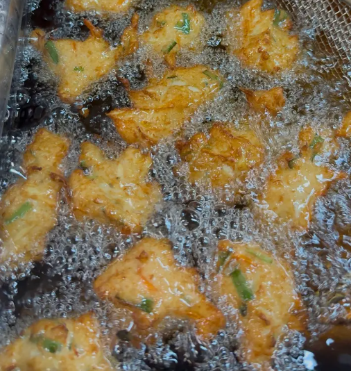 油で揚げられる野菜かき揚げ