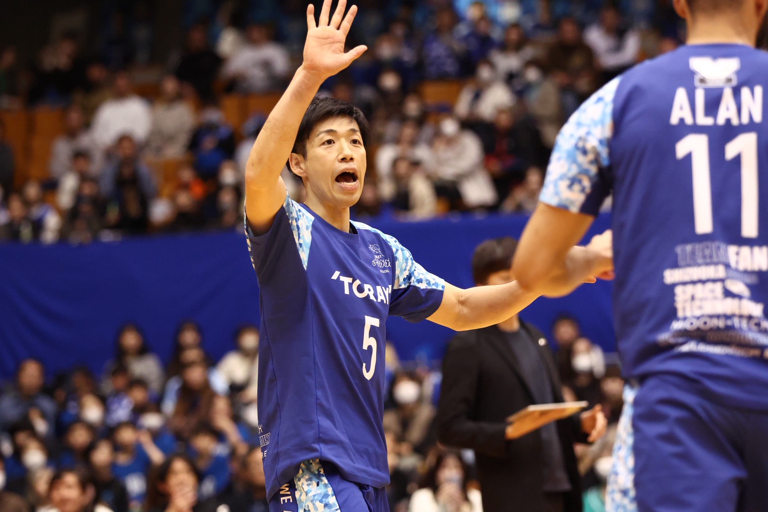 バレーボール試合中の選手たち