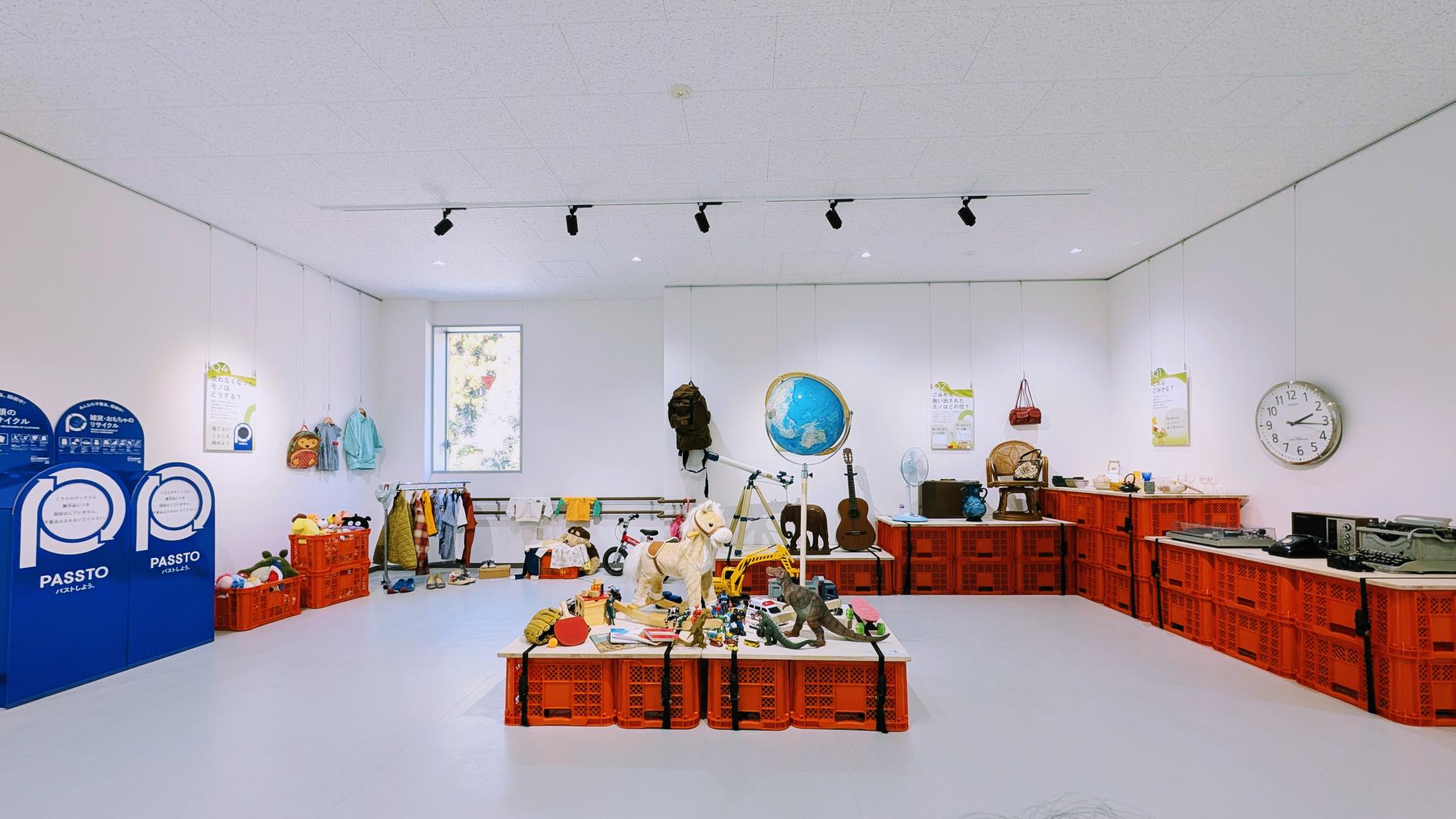 展示室の多様な物品と赤い箱