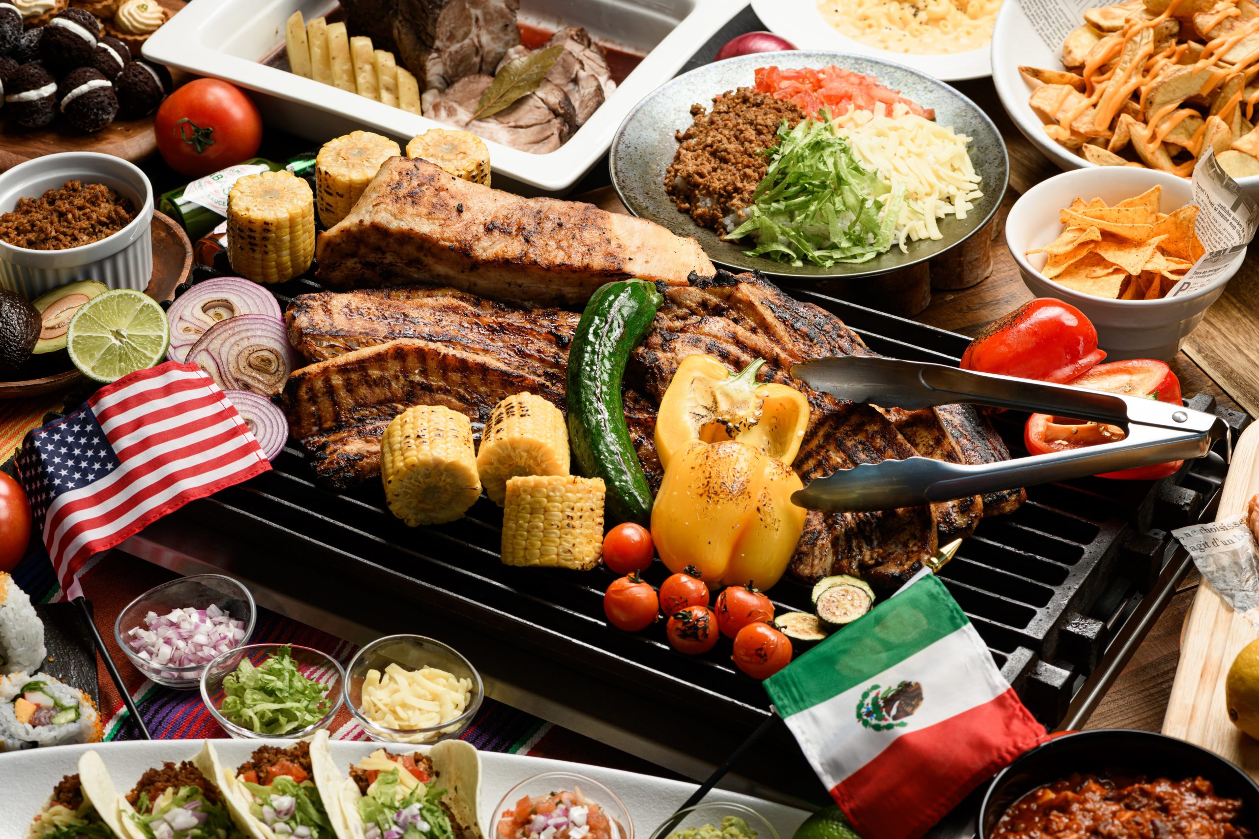 多国籍料理が並ぶ食卓