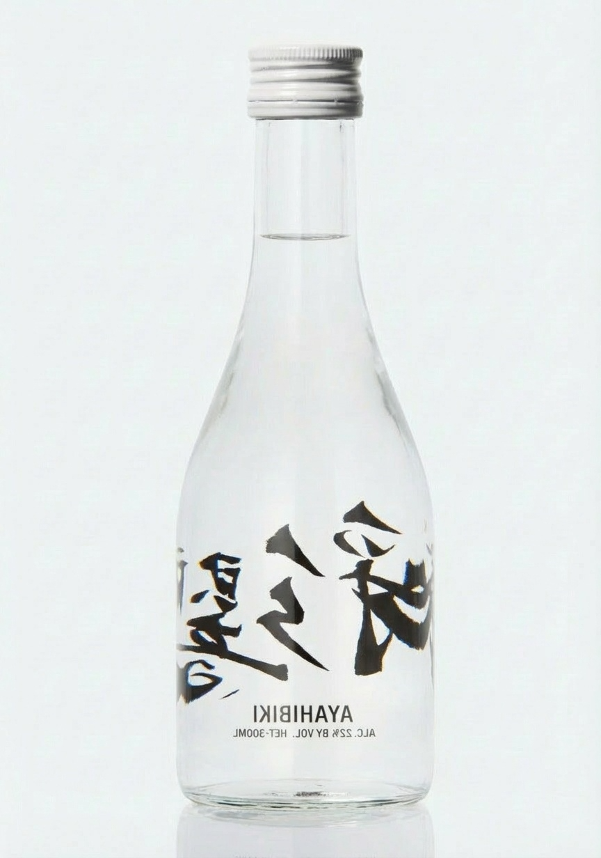 透明なボトルと日本語のラベル