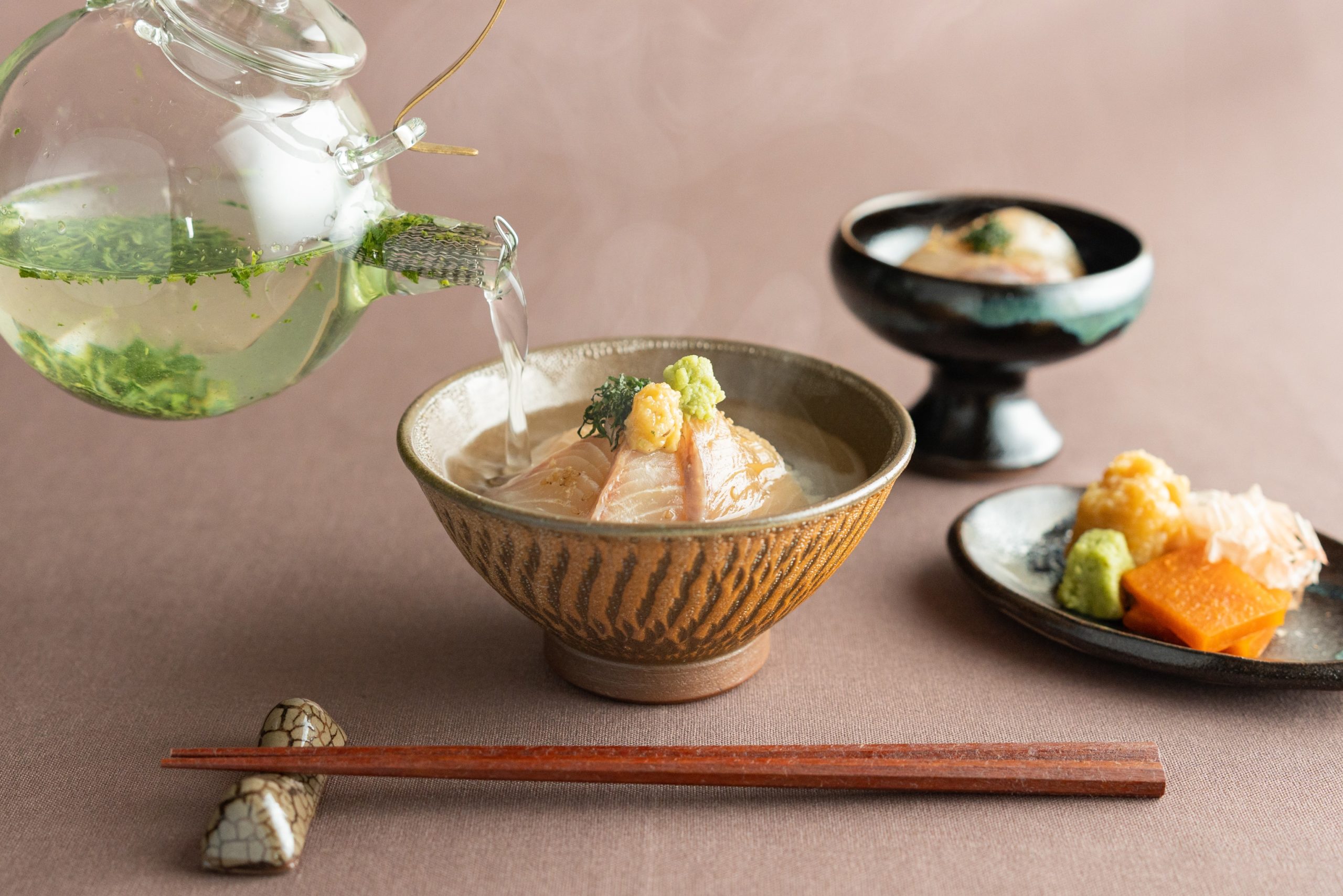 出汁を注ぐ和食の盛り付け