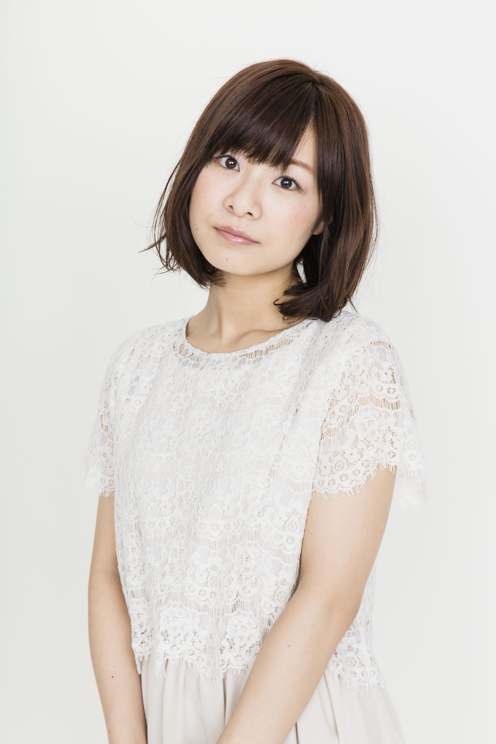 白いレースのドレスを着た女性