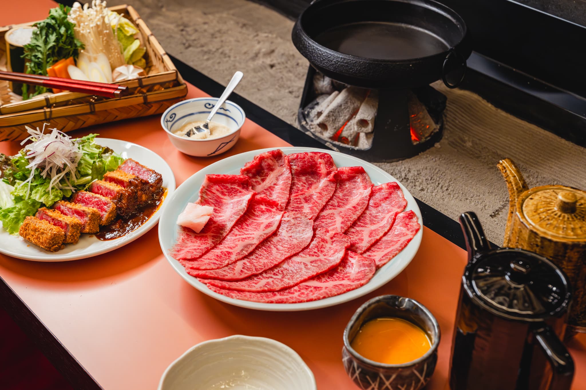 日本の伝統的なすき焼きの食材