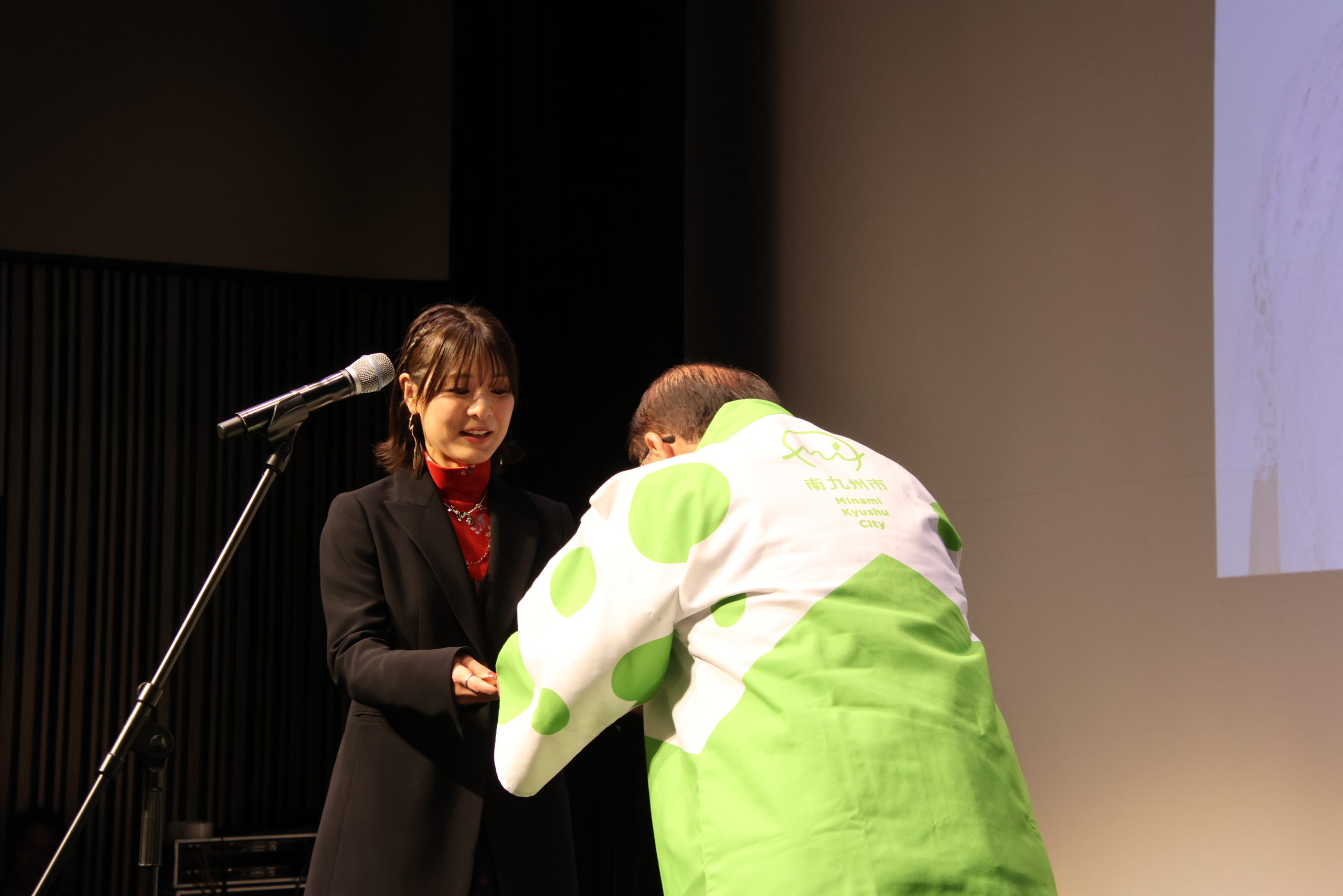 ステージ上の二人の人物