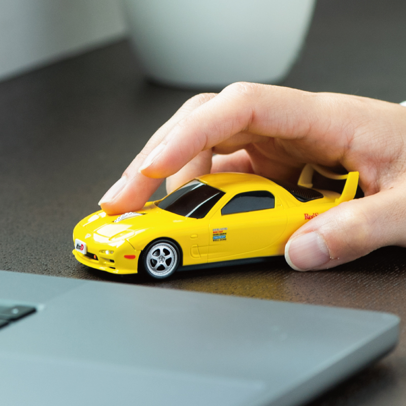 黄色のミニカーと手がある