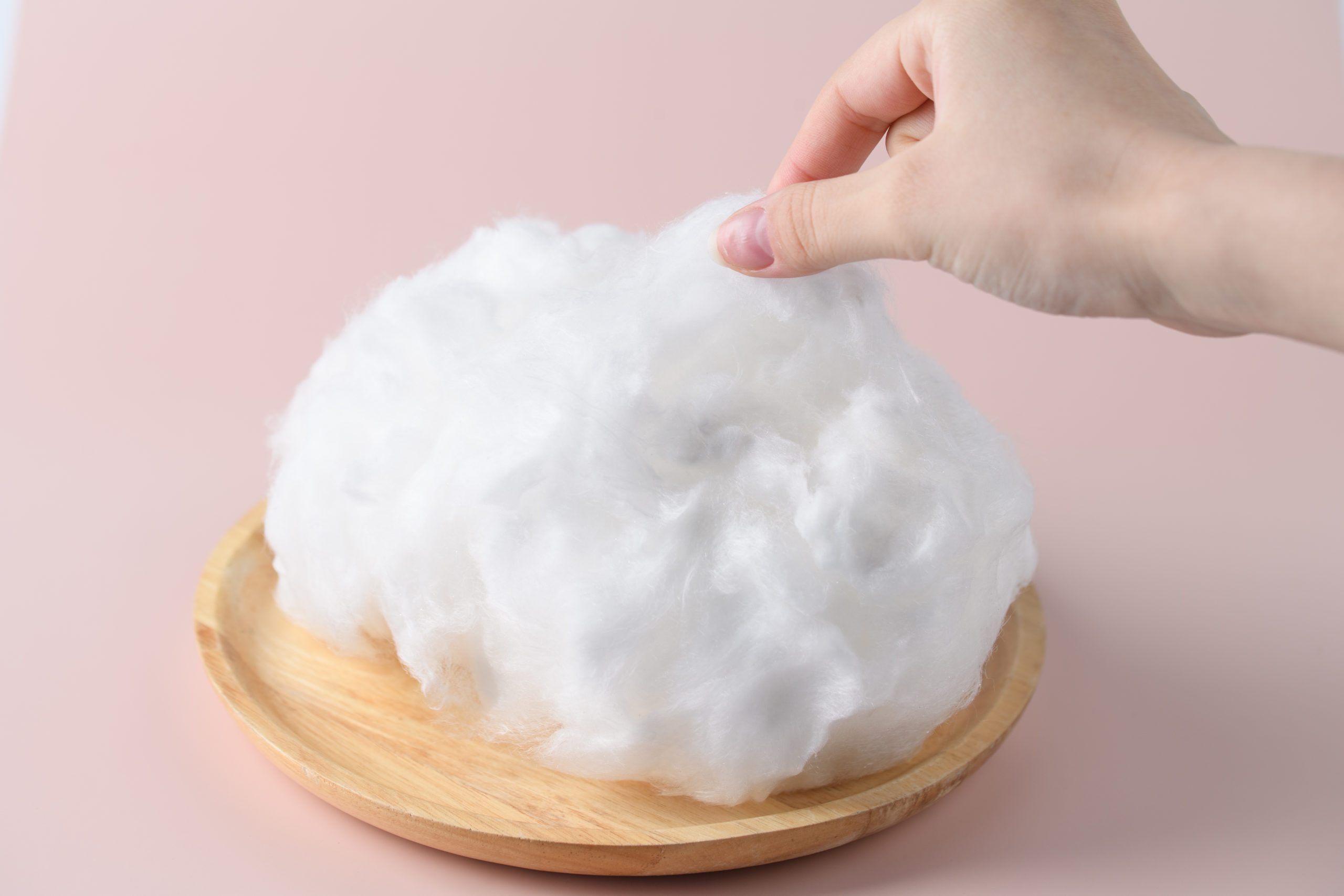 白い綿の山を持つ手