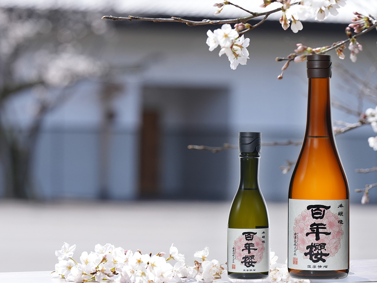 桜と日本酒のボトル