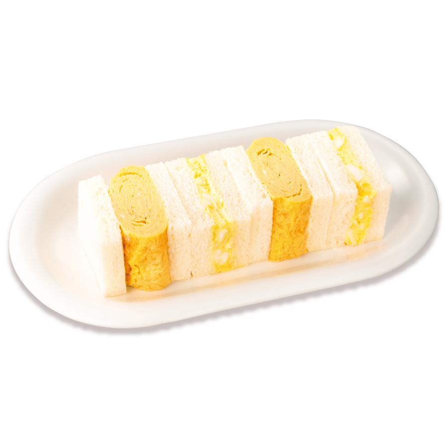 たまごサンドイッチが乗った白い皿