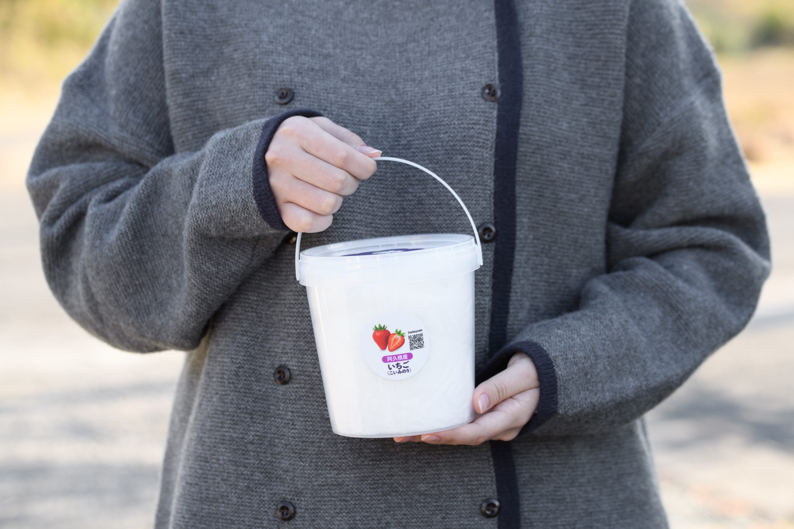 いちごラベル付き白いプラスチックバケツ