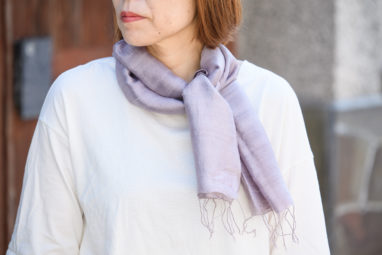 紫色のスカーフを巻く女性