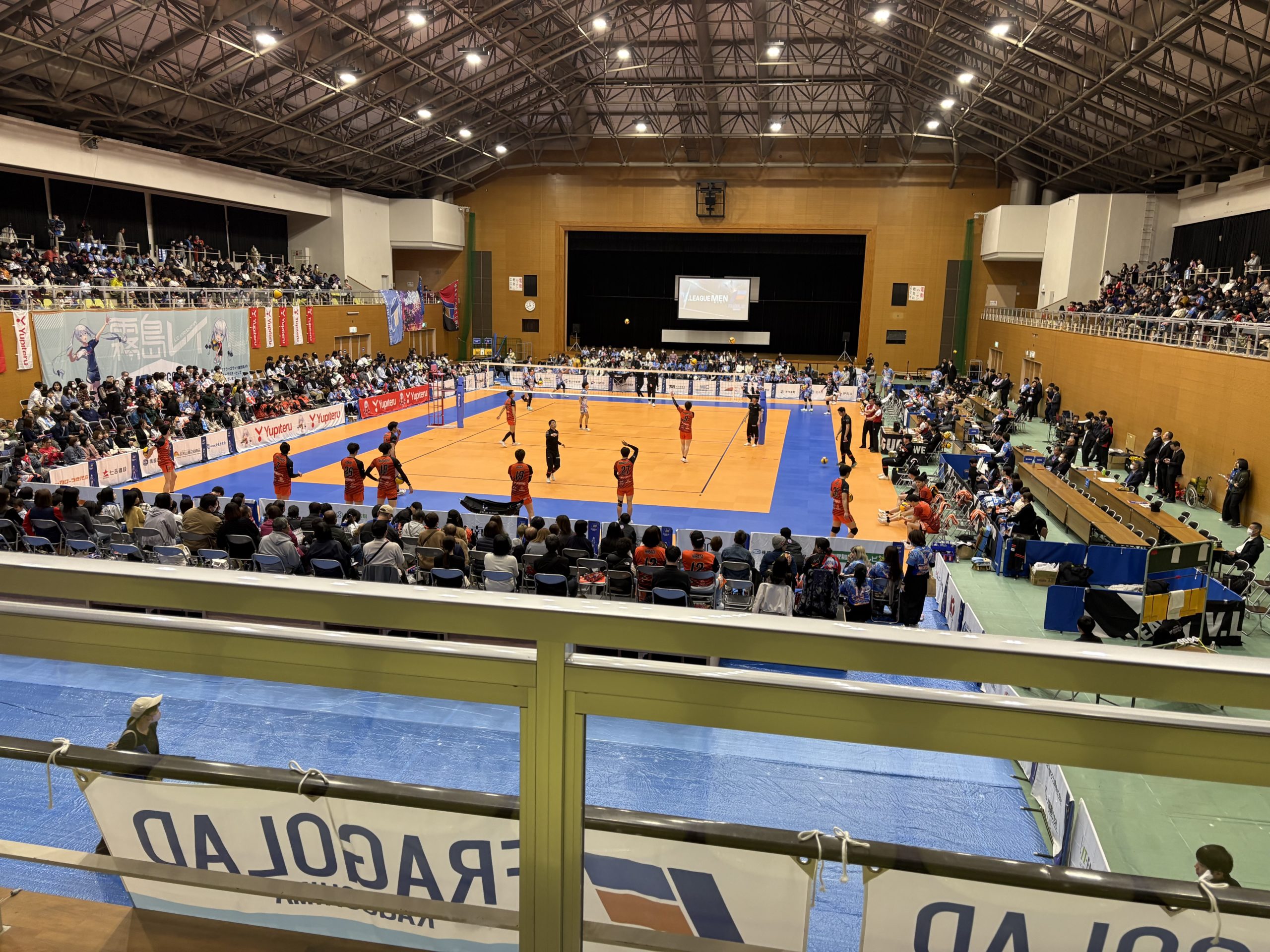 満員の体育館でのバレーボール試合
