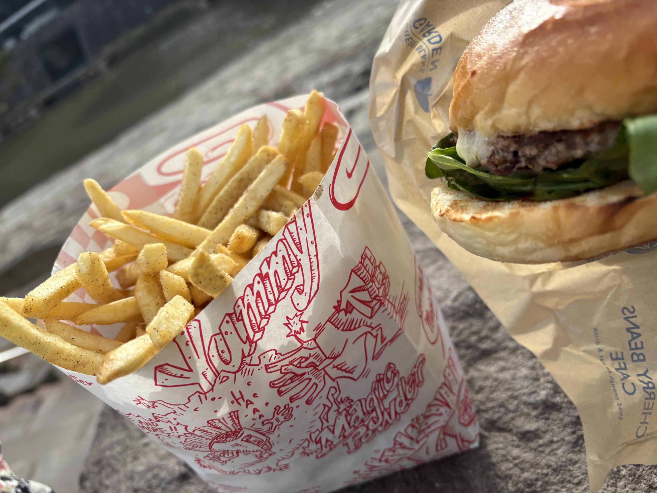 ハンバーガーとポテトの美味しそうなセット