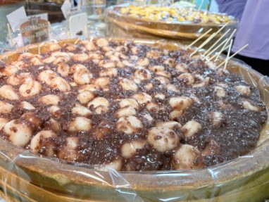 甘いあんこで包まれた白玉団子