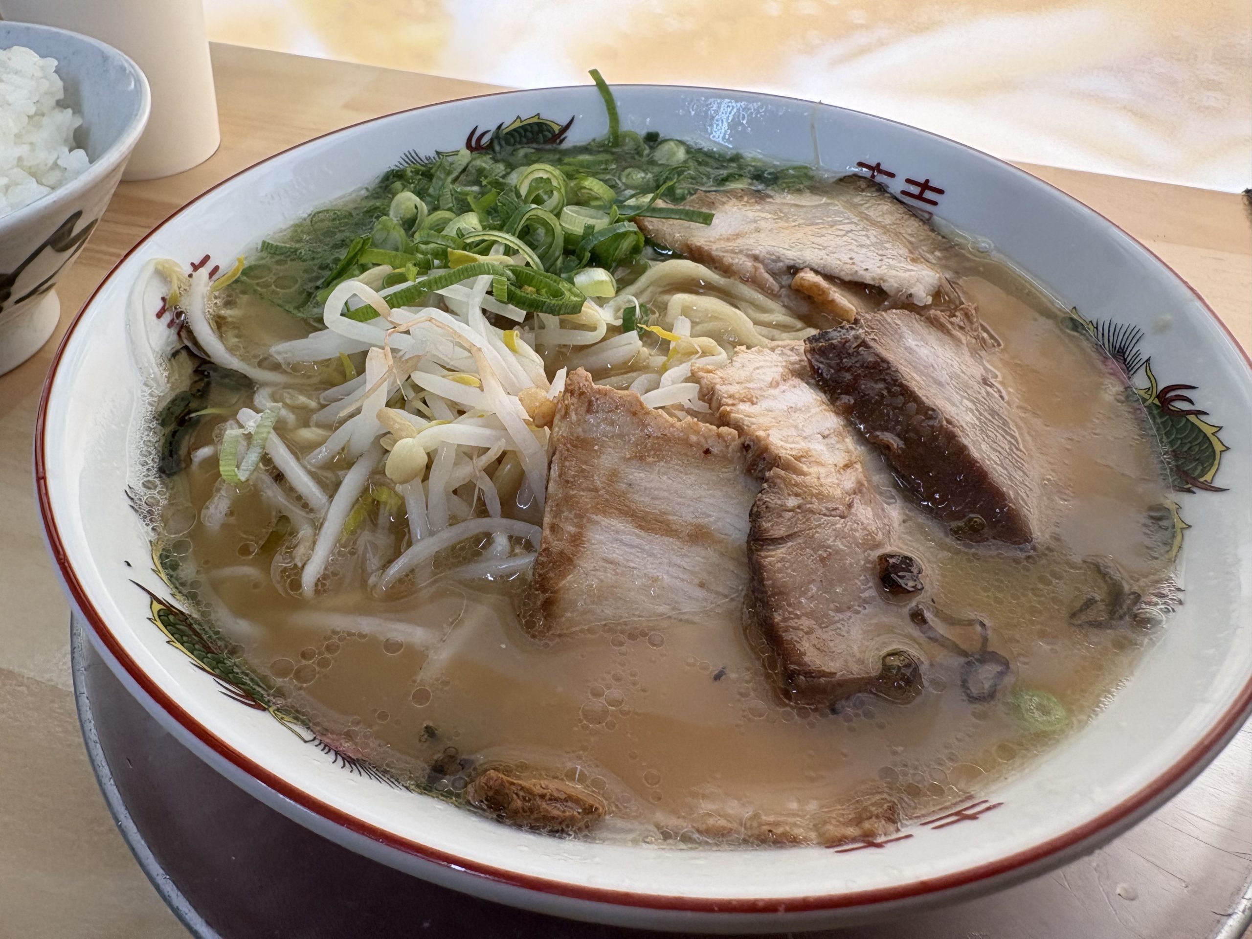 美味しそうな豚骨ラーメンの一杯