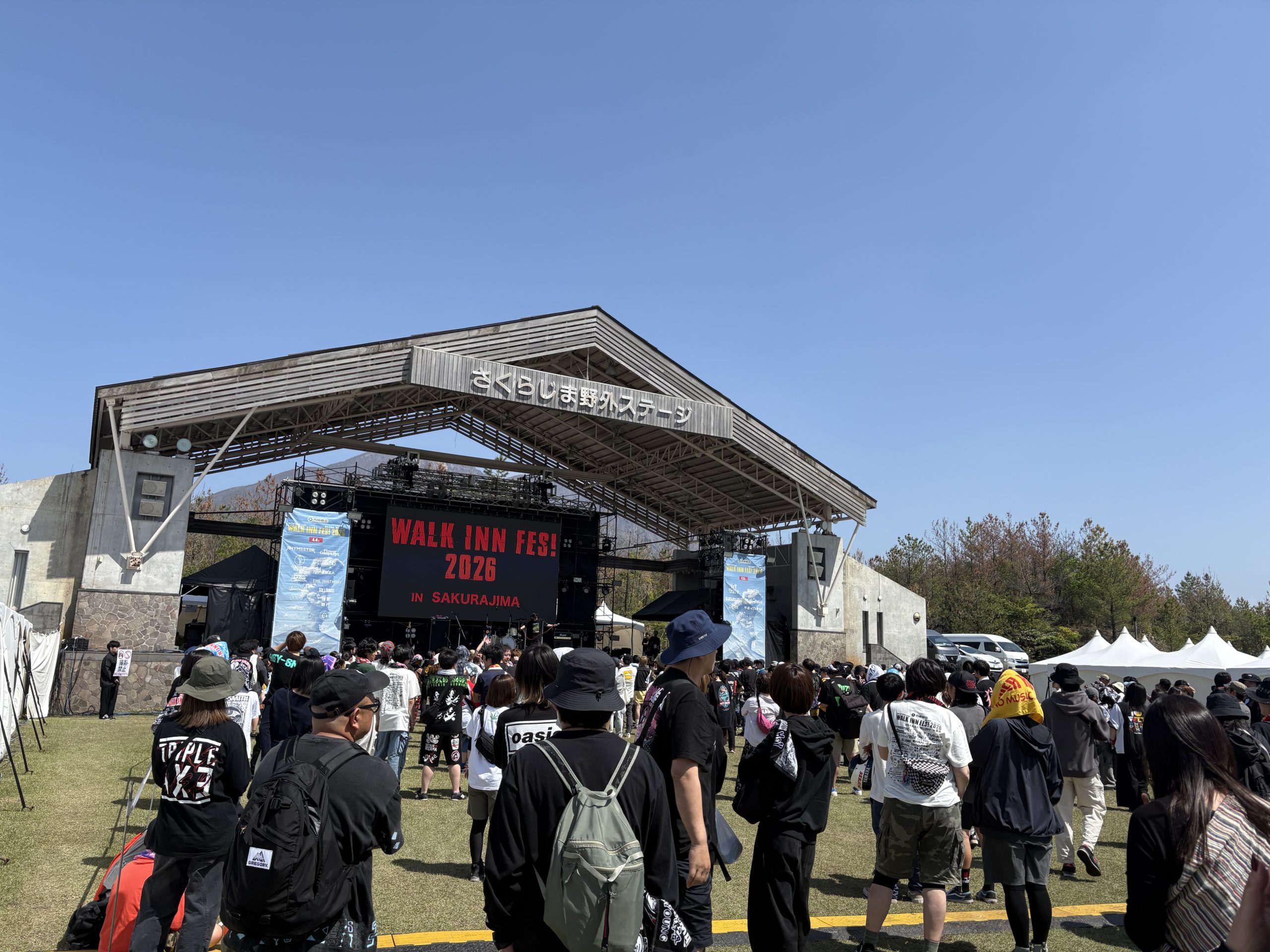 野外ステージでの音楽フェスティバル