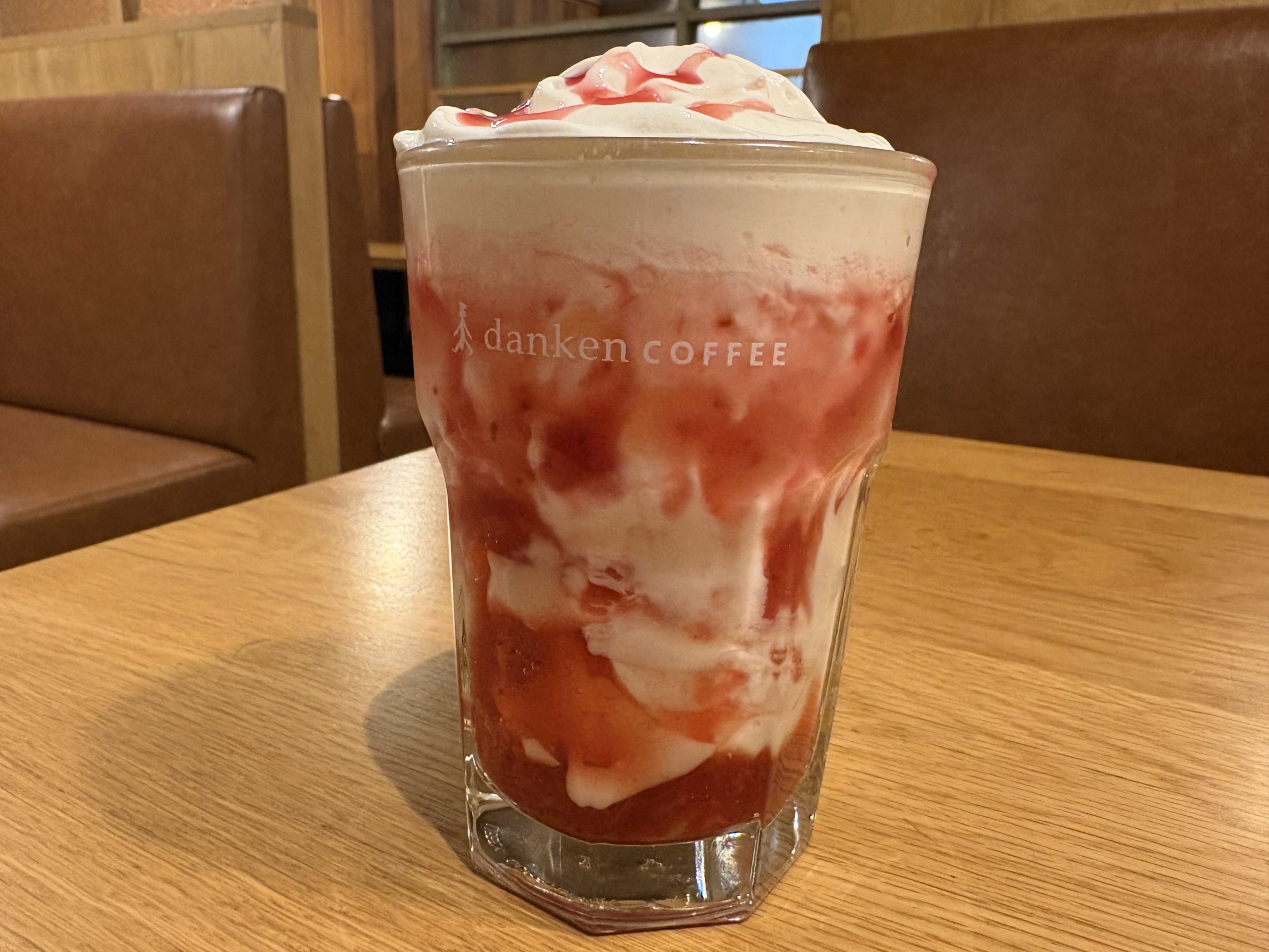 ストロベリーシェイクのグラス