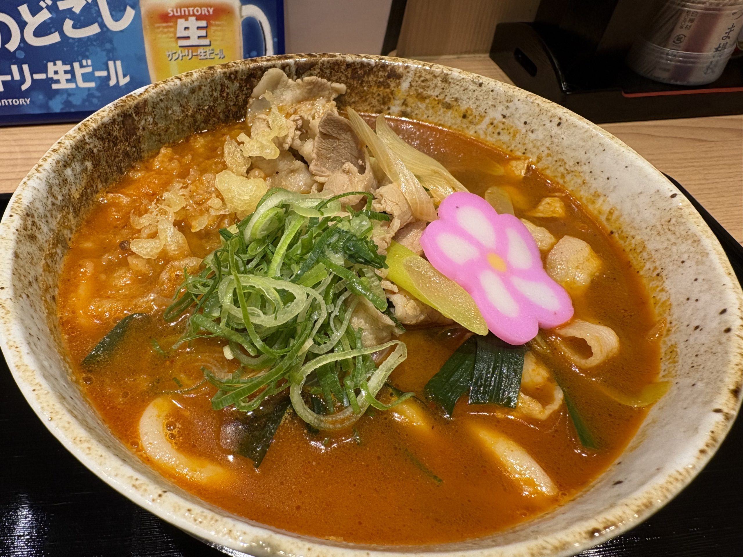 彩り豊かなうどんの丼