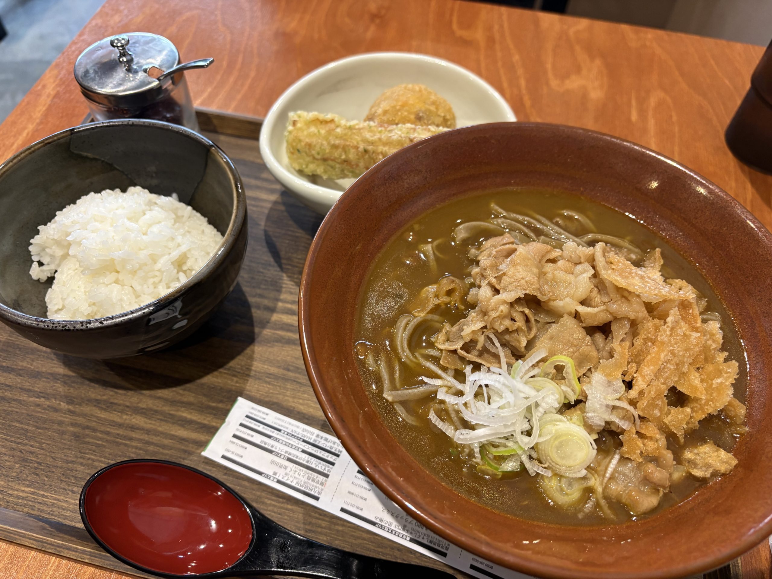 カレーそばセットの食事