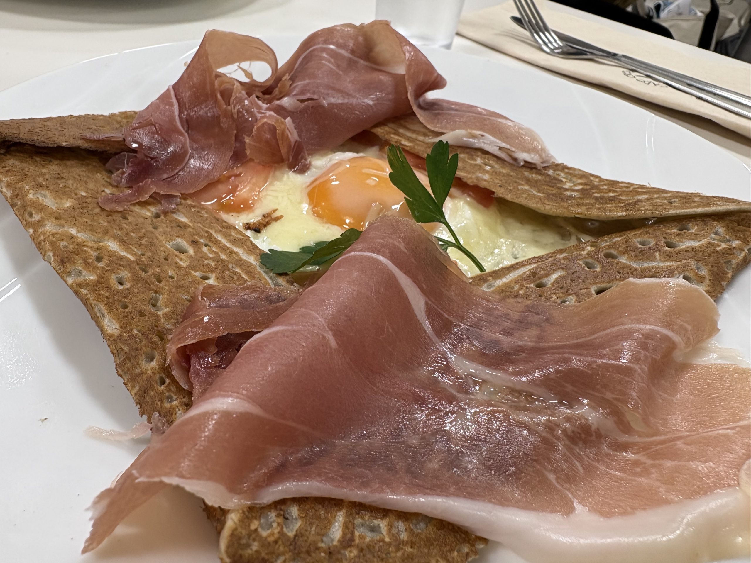 生ハムと卵のガレット