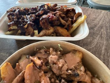 グリル肉とフライドポテトの持ち帰り