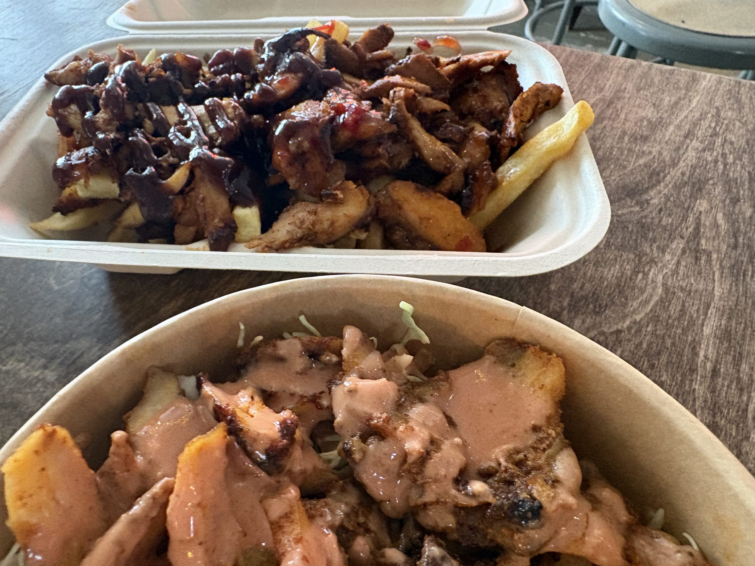 グリル肉とフライドポテトの持ち帰り