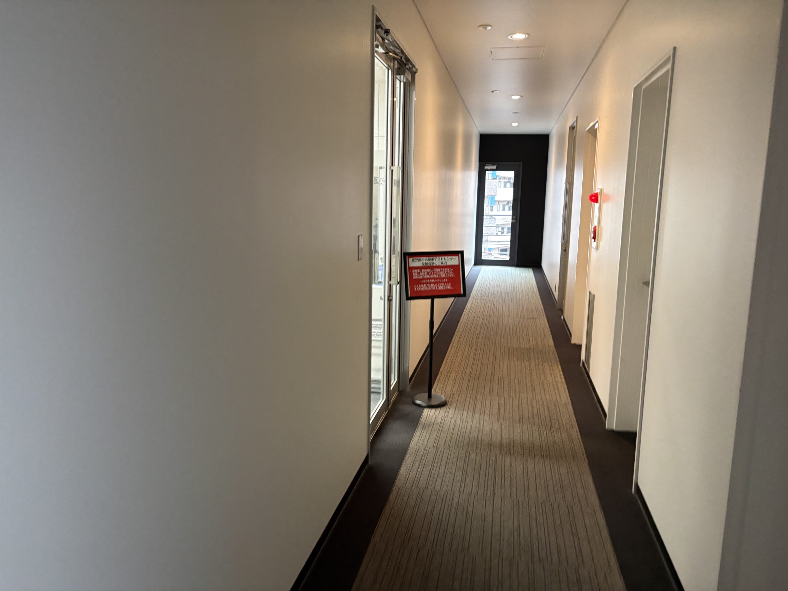 静かな建物内の細い廊下