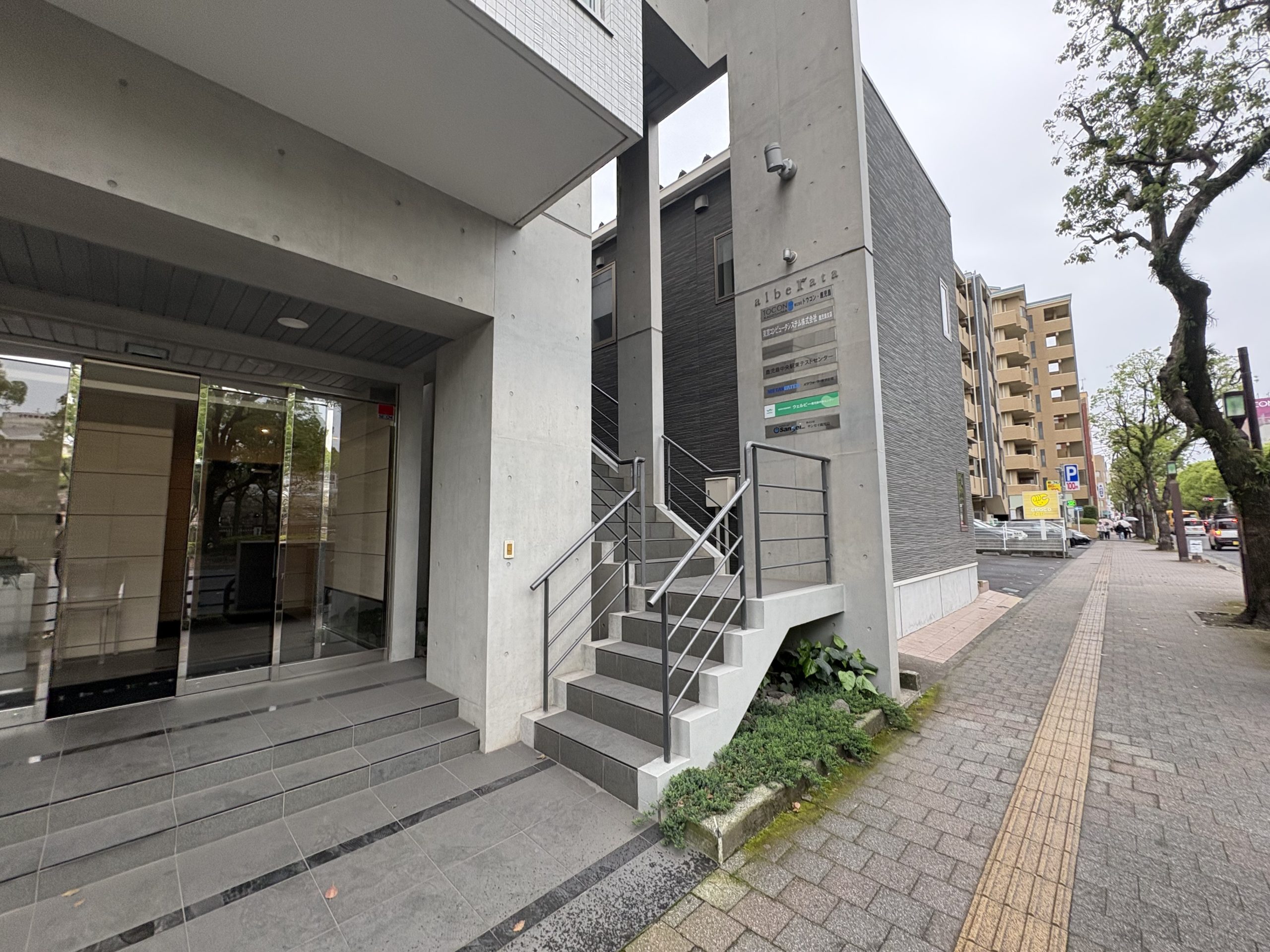 コンクリート造ビルの入口と階段