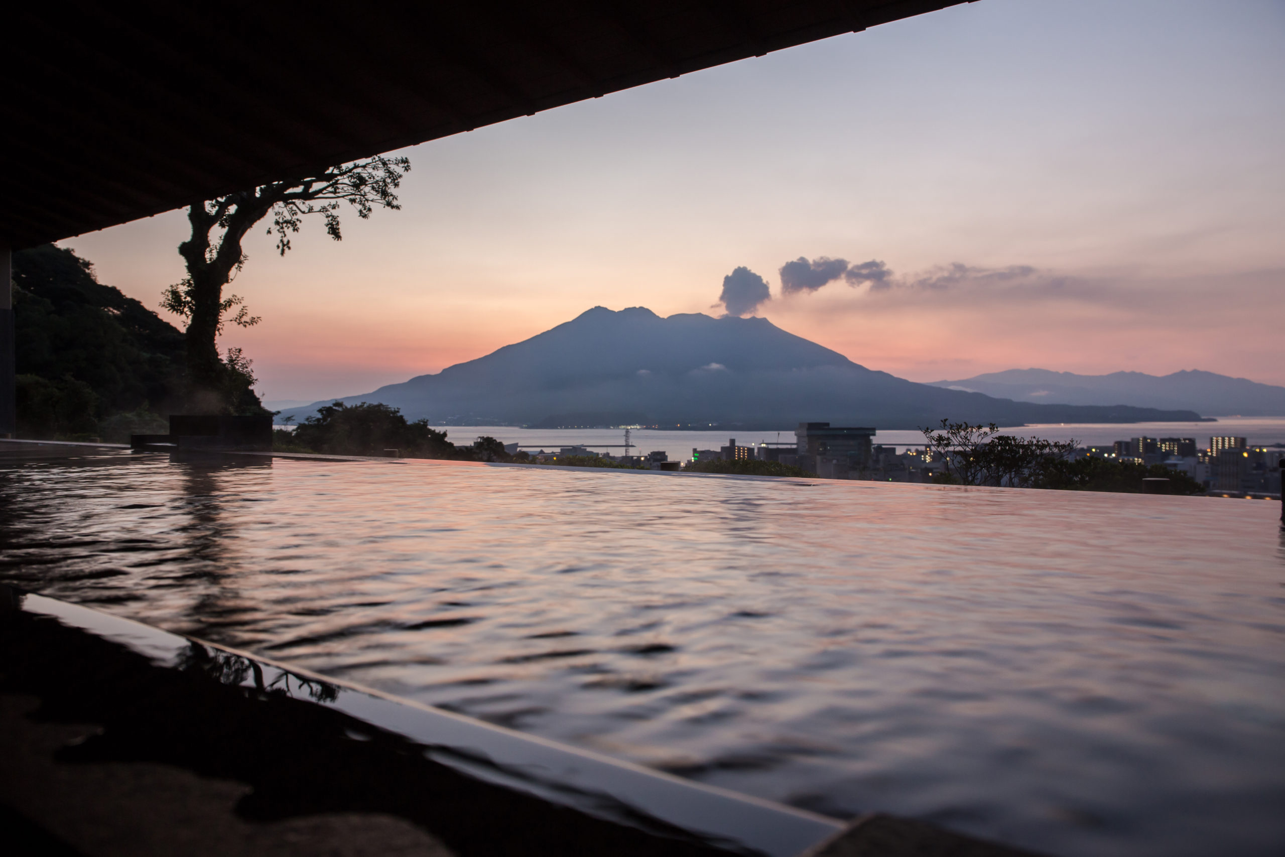 夕暮れの桜島とインフィニティプール
