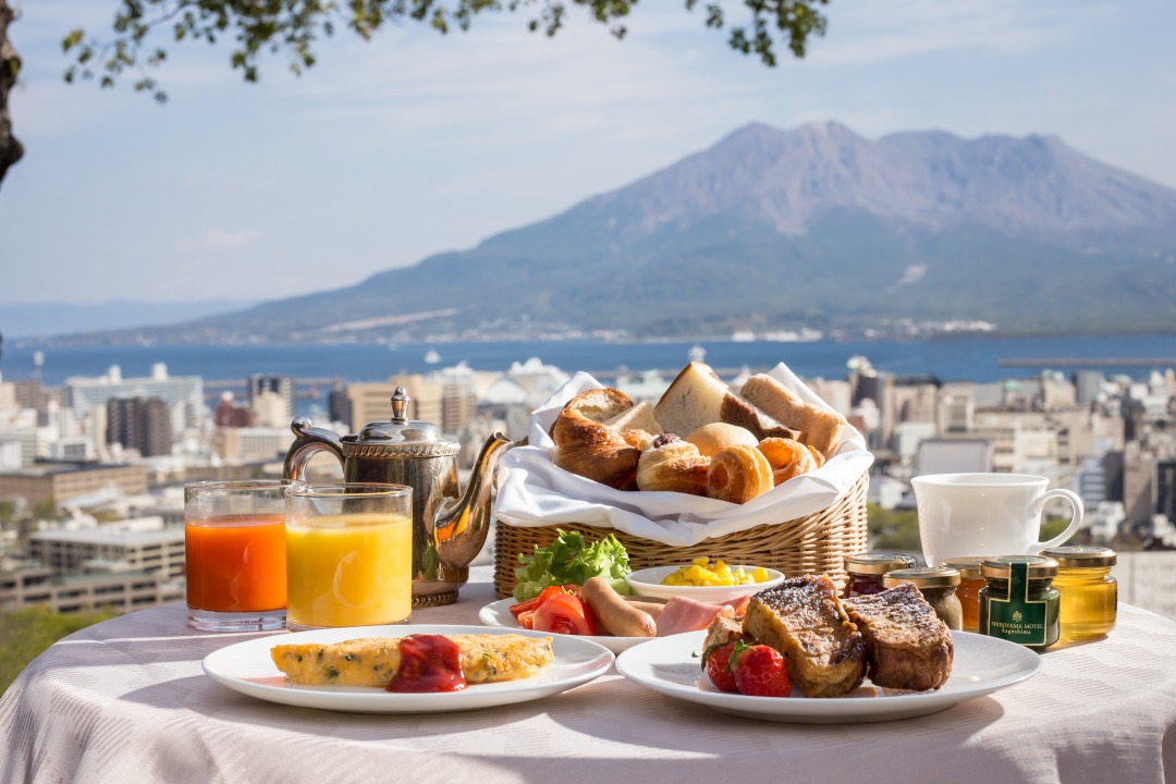 海と山を望む朝食テーブル