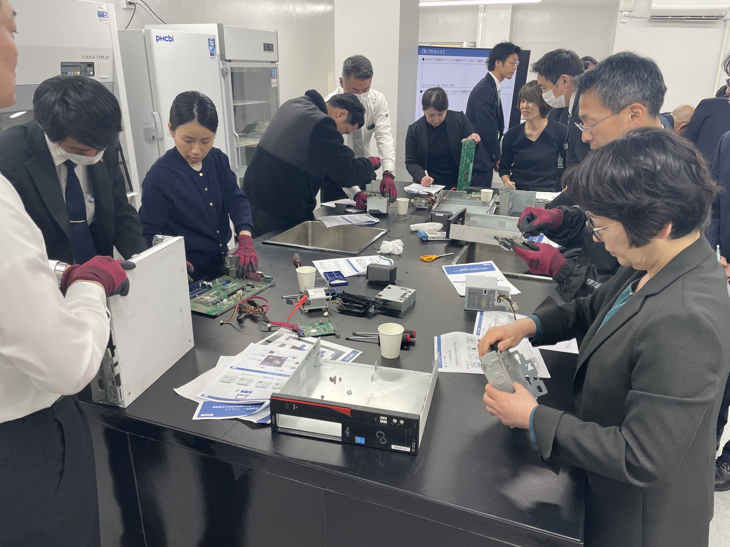 実験室で 機器を 分解する 参加者たち