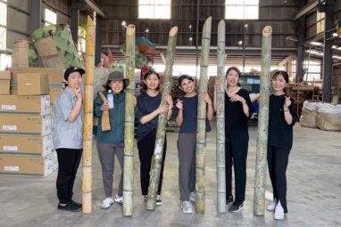 倉庫で竹を持つ女性たち