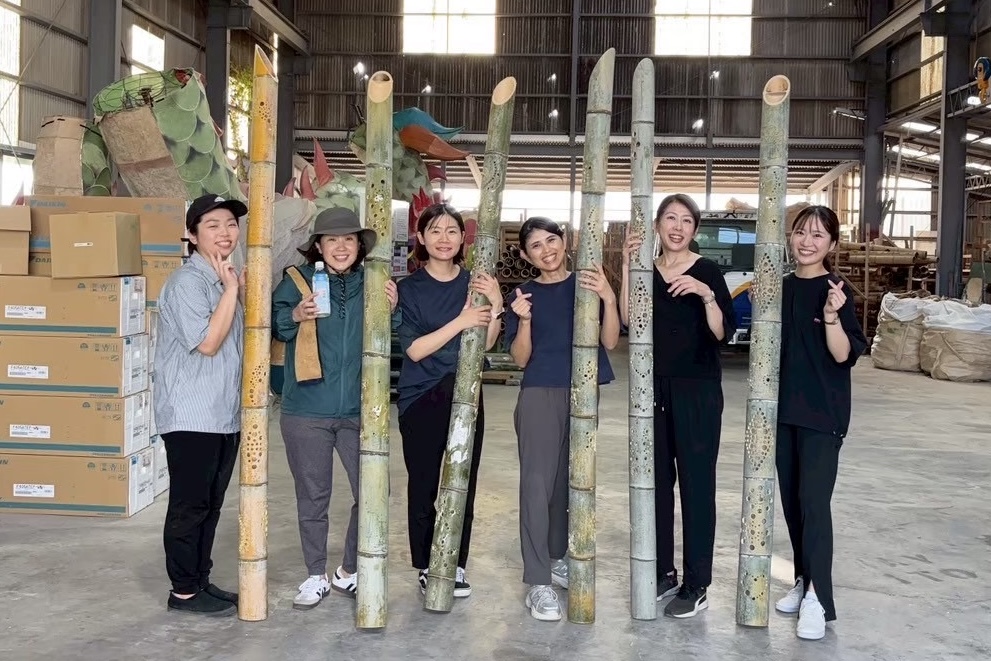 倉庫で竹を持つ女性たち