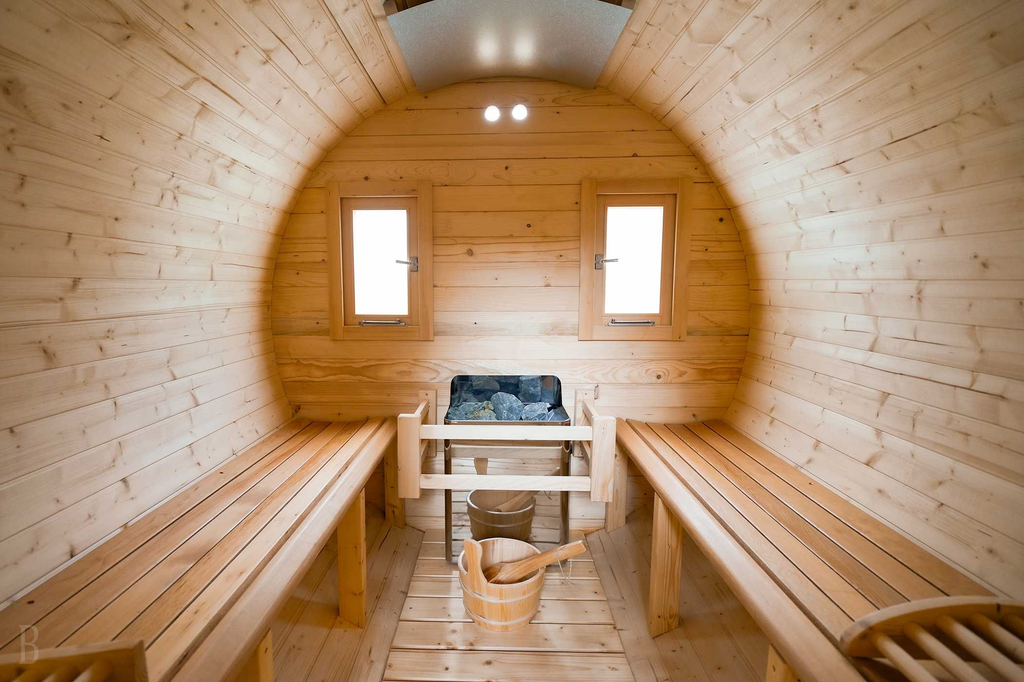 木製サウナの内部風景